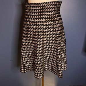 Max Studio ladies Medium stretchy houndstooth black/tan knit full skirt, slip on